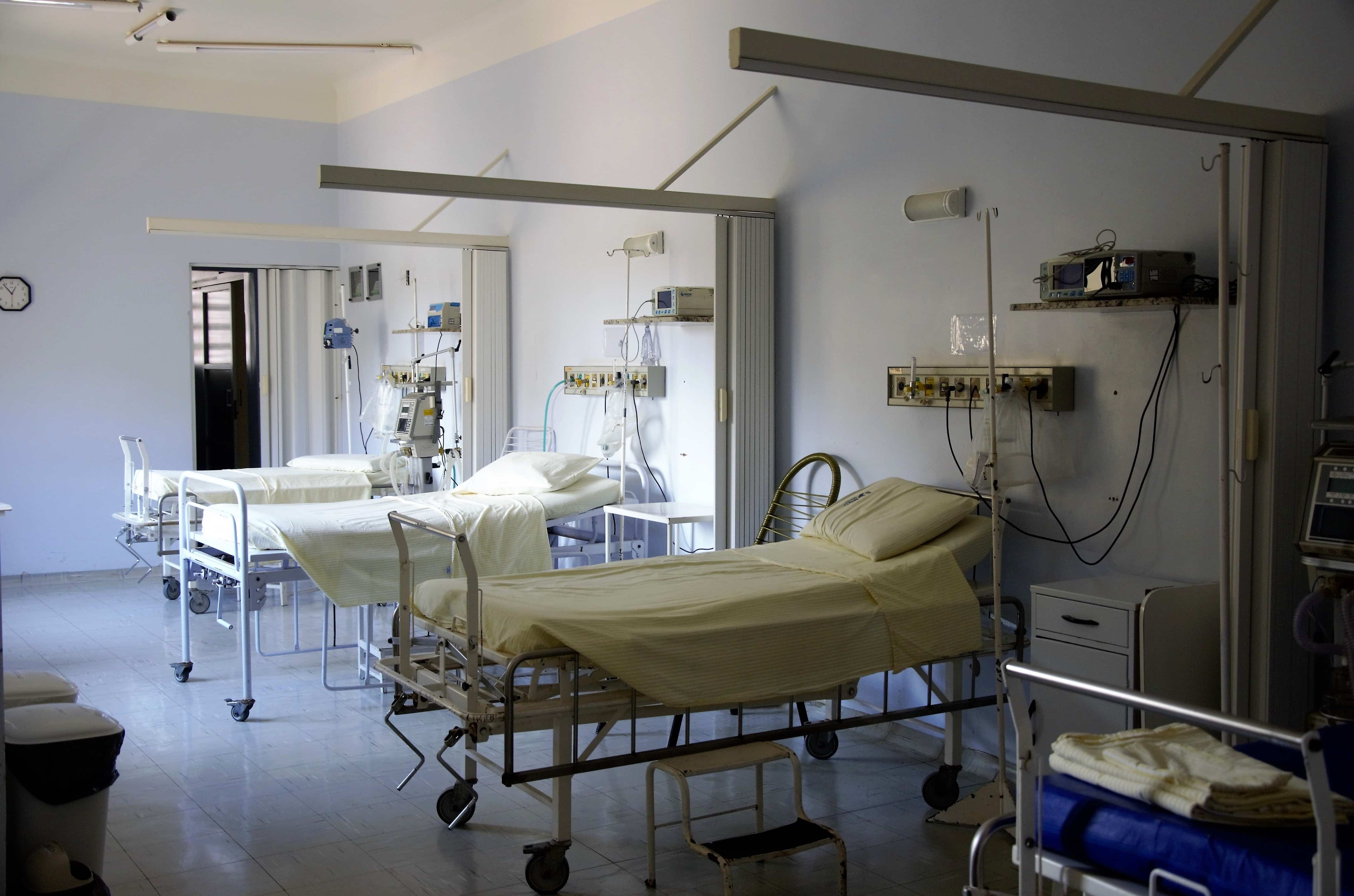 A hospital room with empty beds due to reduced hospital readmissions under value-based care.